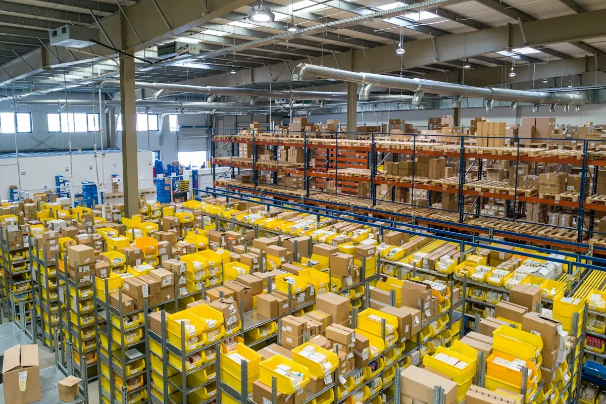 Centro de distribución con paquetes listos para despachar